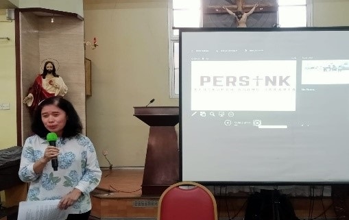 bu There memperkenalkan para guru wali kelas sekolah persink PAKAI